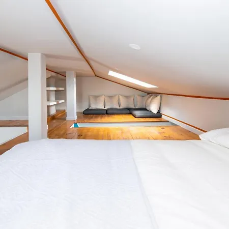 Flat With Beautiful View To Tejo River In Lapa *