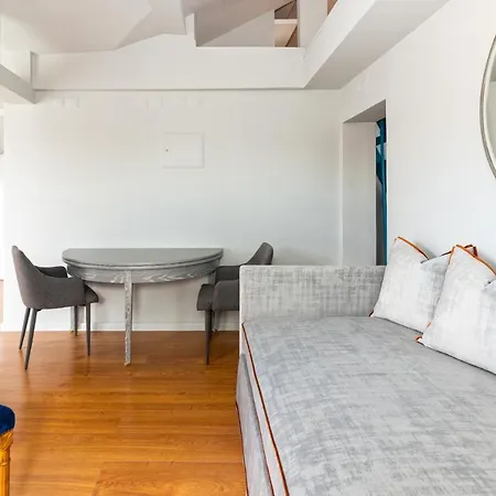 Flat With Beautiful View To Tejo River In Lapa *